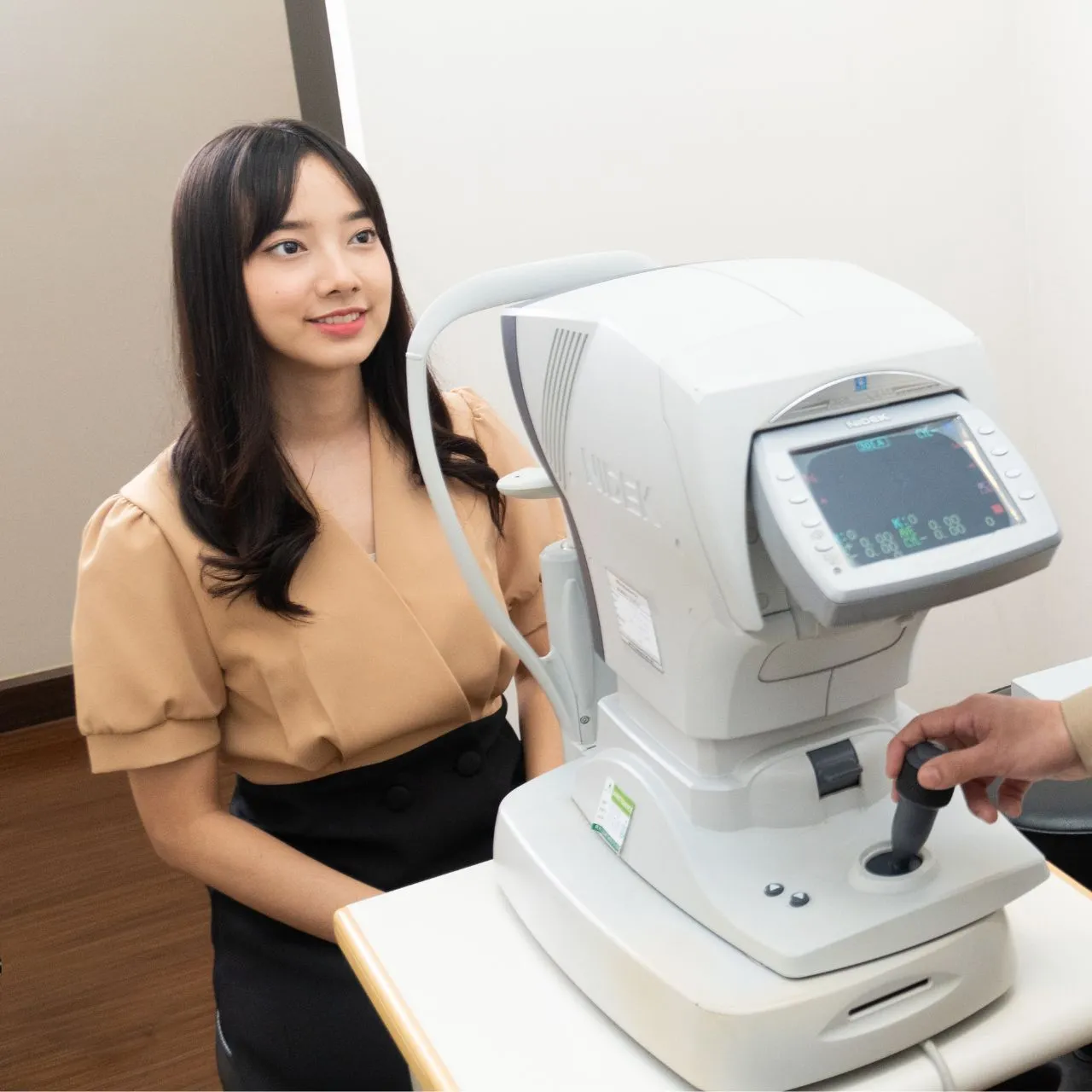 Check and measure eyesight with an Auto Refractometer