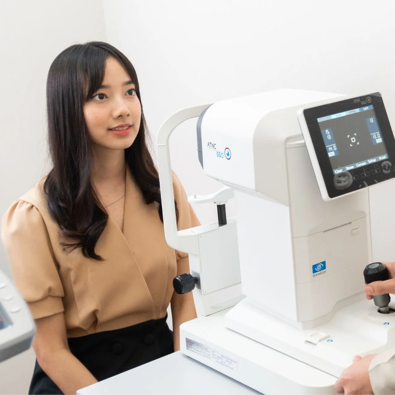 Check and measure eye pressure with an IOP machine